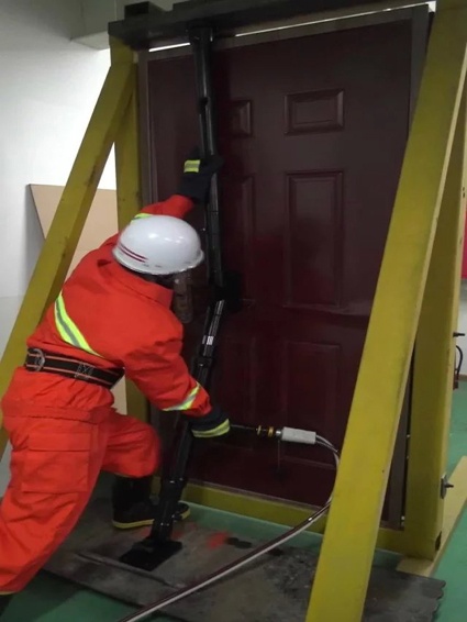 一款可以同時打開內開門和外開門的破門神器！