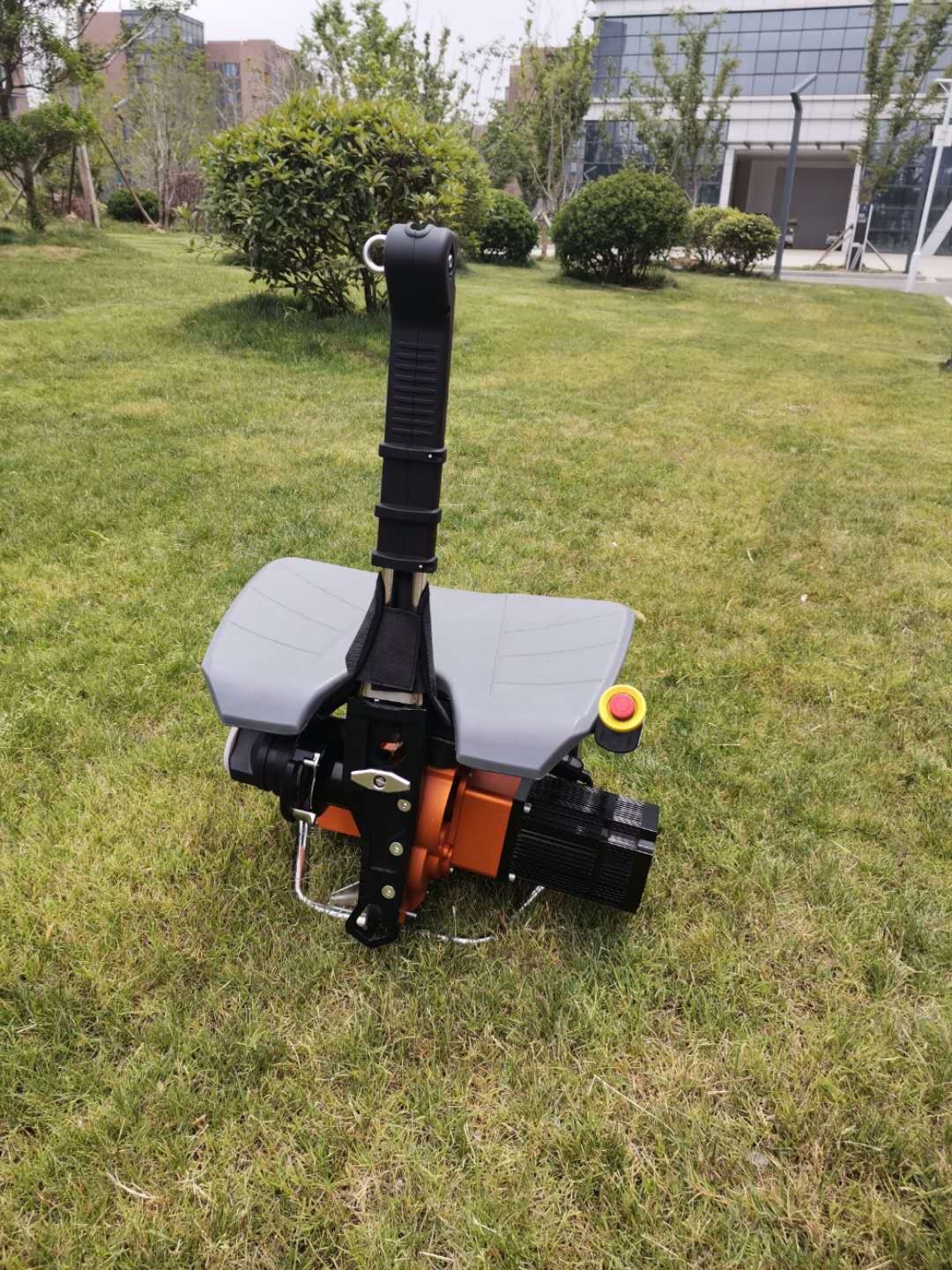 最危險的救援，理應有更安全的裝備，座椅式自動升降機電動上升器，專為高層救援，風電作業設計